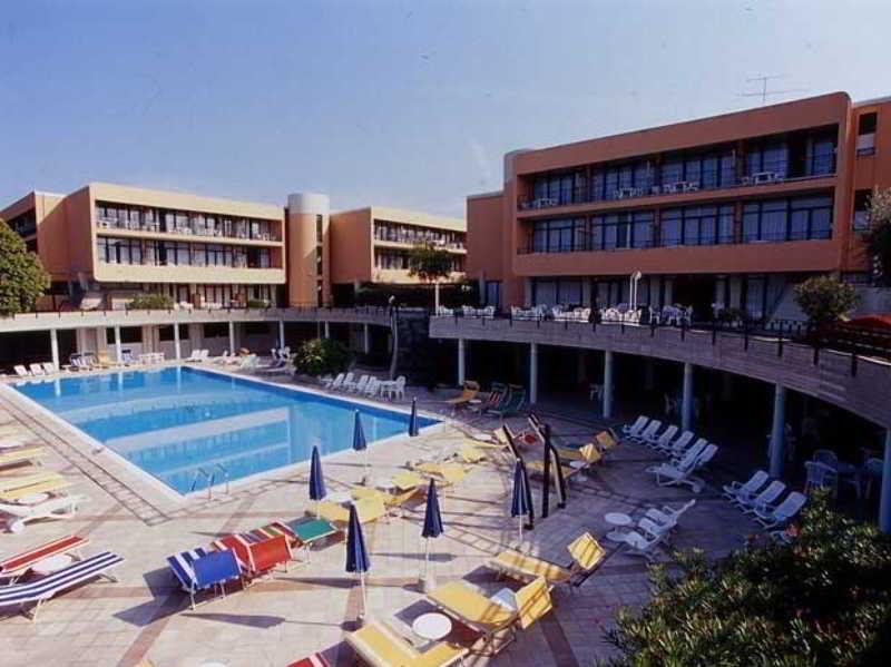 Hotel Residence Holiday Aparthotel 3*